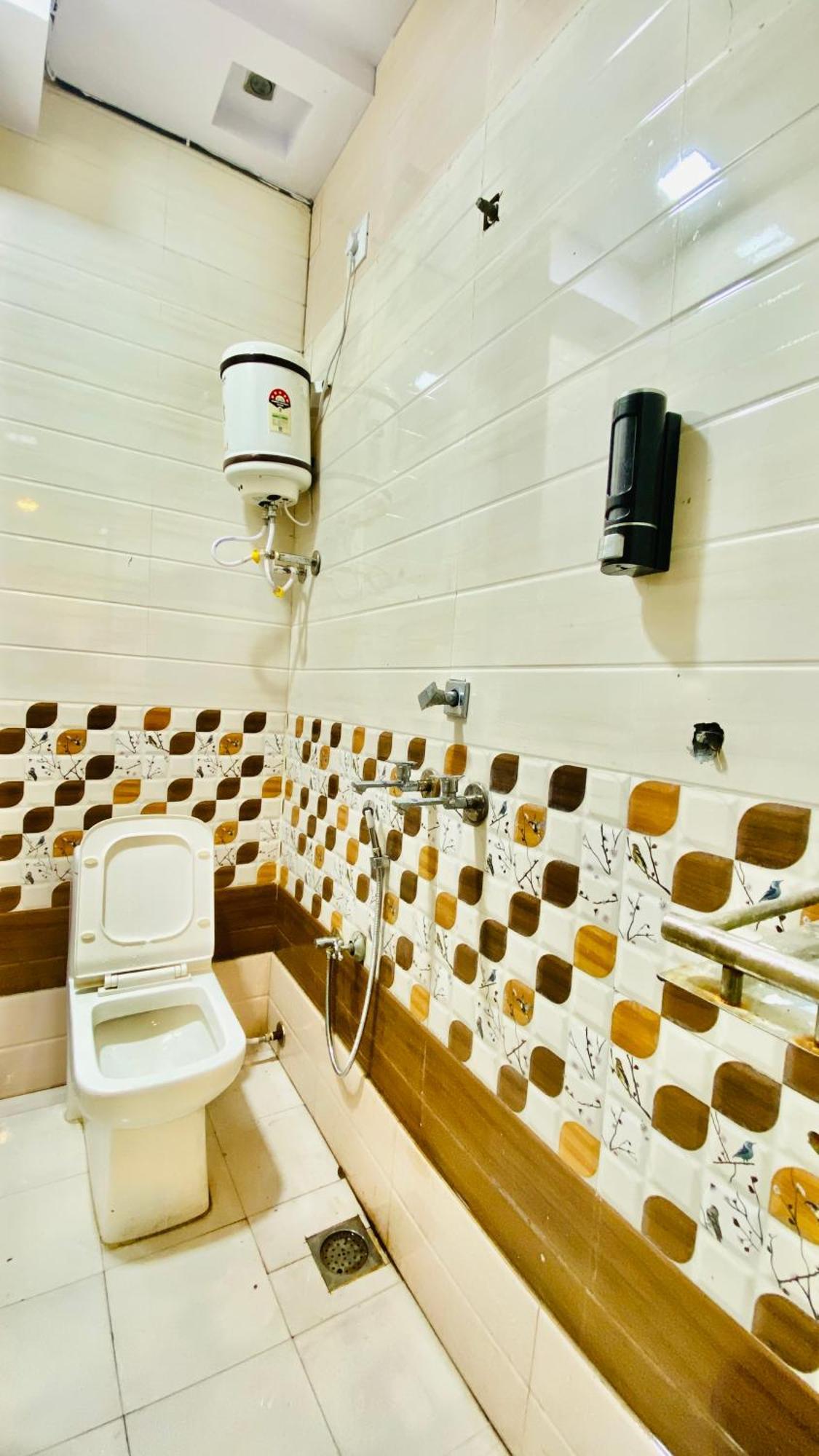 Hotel Mark Уджайн Екстериор снимка