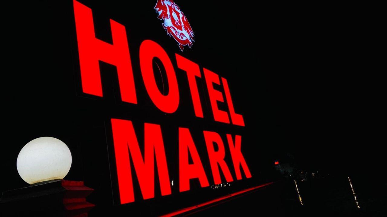 Hotel Mark Уджайн Екстериор снимка