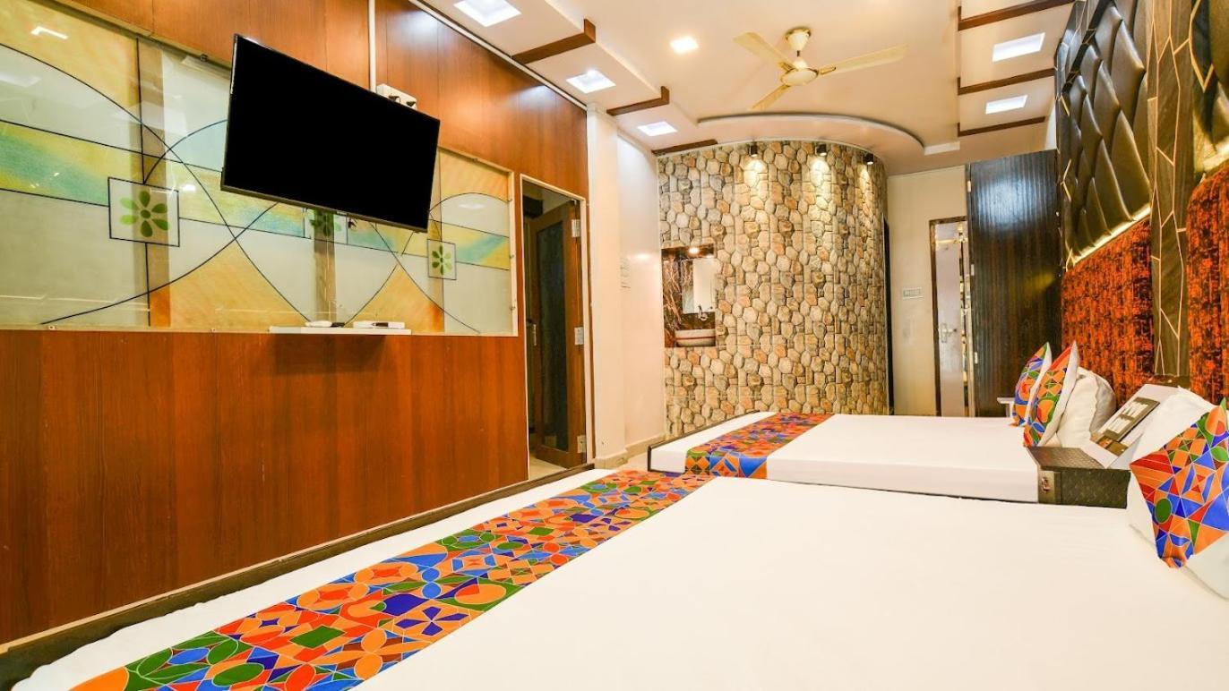Hotel Mark Уджайн Екстериор снимка