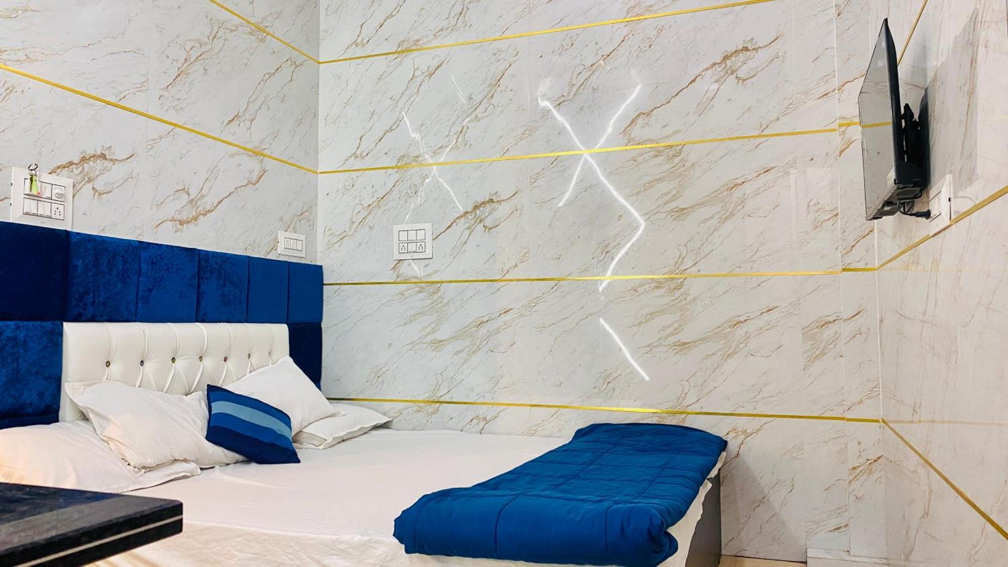 Hotel Mark Уджайн Екстериор снимка