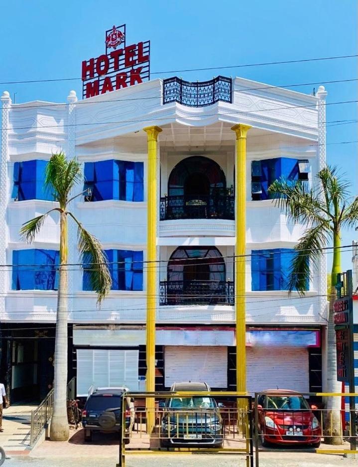 Hotel Mark Уджайн Екстериор снимка